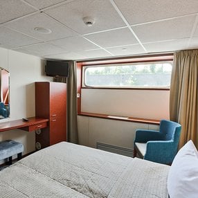 Kommen Sie an Bord der undefined und entdecken Sie eine der 6 Kabinenkategorien auf insgesamt 3 Decks die für null Passagiere Platz bieten. Wählen Sie Ihre Traumkabine und fühlen Sie sich auf Ihrer Kreuzfahrt an Bord der undefined wie Zuhause!