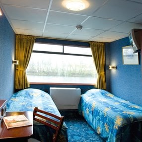 Kommen Sie an Bord der undefined und entdecken Sie eine der 12 Kabinenkategorien auf insgesamt 3 Decks die für 98 Passagiere Platz bieten. Wählen Sie Ihre Traumkabine und fühlen Sie sich auf Ihrer Kreuzfahrt an Bord der undefined wie Zuhause!