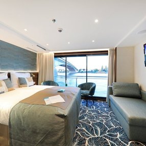 Kommen Sie an Bord der undefined und entdecken Sie eine der 10 Kabinenkategorien auf insgesamt 4 Decks die für 180 Passagiere Platz bieten. Wählen Sie Ihre Traumkabine und fühlen Sie sich auf Ihrer Kreuzfahrt an Bord der undefined wie Zuhause!