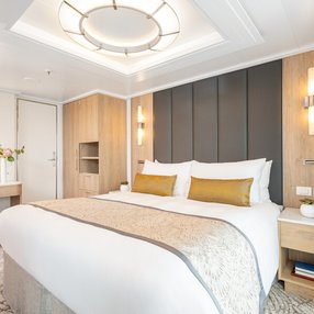 Kommen Sie an Bord der undefined und entdecken Sie eine der 135 Kabinenkategorien auf insgesamt 15 Decks die für 4300 Passagiere Platz bieten. Wählen Sie Ihre Traumkabine und fühlen Sie sich auf Ihrer Kreuzfahrt an Bord der undefined wie Zuhause!
