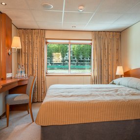 Kommen Sie an Bord der undefined und entdecken Sie eine der 15 Kabinenkategorien auf insgesamt 4 Decks die für 150 Passagiere Platz bieten. Wählen Sie Ihre Traumkabine und fühlen Sie sich auf Ihrer Kreuzfahrt an Bord der undefined wie Zuhause!