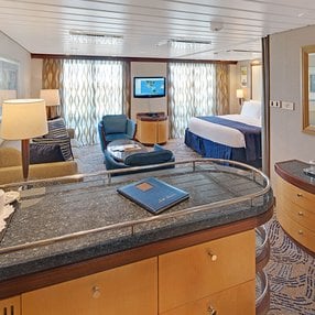 Kommen Sie an Bord der Voyager of the Seas und entdecken Sie eine der 97 Kabinenkategorien auf insgesamt 14 Decks die für 4269 Passagiere Platz bieten. Wählen Sie Ihre Traumkabine und fühlen Sie sich auf Ihrer Kreuzfahrt an Bord der Voyager of the Seas wie Zuhause!