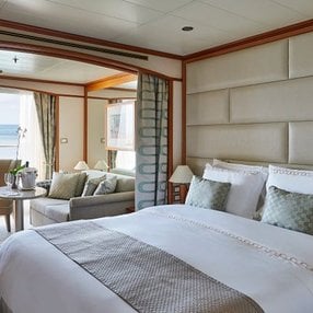 Kommen Sie an Bord der Silver Whisper und entdecken Sie eine der 21 Kabinenkategorien auf insgesamt 7 Decks die für 392 Passagiere Platz bieten. Wählen Sie Ihre Traumkabine und fühlen Sie sich auf Ihrer Kreuzfahrt an Bord der Silver Whisper wie Zuhause!