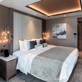 Kommen Sie an Bord der Silver Endeavour und entdecken Sie eine der 18 Kabinenkategorien auf insgesamt 8 Decks die für 200 Passagiere Platz bieten. Wählen Sie Ihre Traumkabine und fühlen Sie sich auf Ihrer Kreuzfahrt an Bord der Silver Endeavour wie Zuhause!