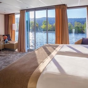 Kommen Sie an Bord der undefined und entdecken Sie eine der 6 Kabinenkategorien auf insgesamt 4 Decks die für 140 Passagiere Platz bieten. Wählen Sie Ihre Traumkabine und fühlen Sie sich auf Ihrer Kreuzfahrt an Bord der undefined wie Zuhause!