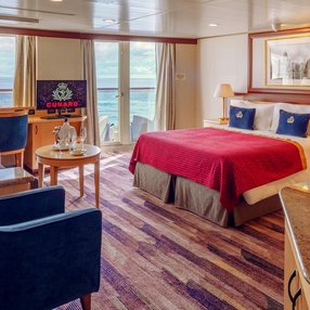 Kommen Sie an Bord der Queen Elizabeth und entdecken Sie eine der 134 Kabinenkategorien auf insgesamt 12 Decks die für 2081 Passagiere Platz bieten. Wählen Sie Ihre Traumkabine und fühlen Sie sich auf Ihrer Kreuzfahrt an Bord der Queen Elizabeth wie Zuhause!