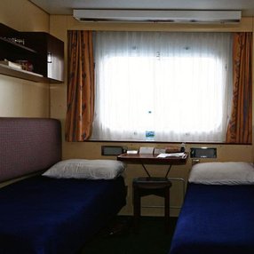 Kommen Sie an Bord der undefined und entdecken Sie eine der 8 Kabinenkategorien auf insgesamt 5 Decks die für 260 Passagiere Platz bieten. Wählen Sie Ihre Traumkabine und fühlen Sie sich auf Ihrer Kreuzfahrt an Bord der undefined wie Zuhause!