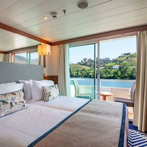Kommen Sie an Bord der DOURO QUEEN und entdecken Sie eine der 12 Kabinenkategorien auf insgesamt 4 Decks die für 130 Passagiere Platz bieten. Wählen Sie Ihre Traumkabine und fühlen Sie sich auf Ihrer Kreuzfahrt an Bord der DOURO QUEEN wie Zuhause!