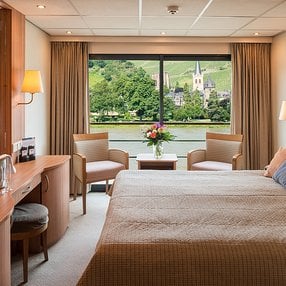 Kommen Sie an Bord der undefined und entdecken Sie eine der 13 Kabinenkategorien auf insgesamt 4 Decks die für 196 Passagiere Platz bieten. Wählen Sie Ihre Traumkabine und fühlen Sie sich auf Ihrer Kreuzfahrt an Bord der undefined wie Zuhause!