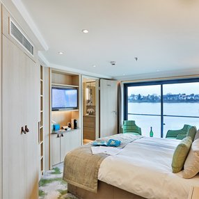 Kommen Sie an Bord der undefined und entdecken Sie eine der 9 Kabinenkategorien auf insgesamt 4 Decks die für 190 Passagiere Platz bieten. Wählen Sie Ihre Traumkabine und fühlen Sie sich auf Ihrer Kreuzfahrt an Bord der undefined wie Zuhause!