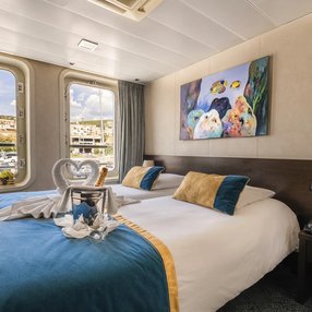 Kommen Sie an Bord der MS La Belle de l'Adriatique und entdecken Sie eine der 8 Kabinenkategorien auf insgesamt 5 Decks die für 197 Passagiere Platz bieten. Wählen Sie Ihre Traumkabine und fühlen Sie sich auf Ihrer Kreuzfahrt an Bord der MS La Belle de l'Adriatique wie Zuhause!