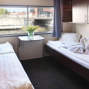 Kommen Sie an Bord der undefined und entdecken Sie eine der 7 Kabinenkategorien auf insgesamt 3 Decks die für 108 Passagiere Platz bieten. Wählen Sie Ihre Traumkabine und fühlen Sie sich auf Ihrer Kreuzfahrt an Bord der undefined wie Zuhause!