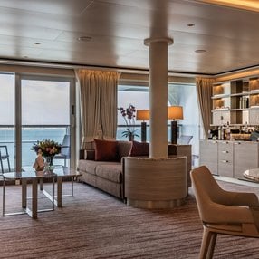 Kommen Sie an Bord der Silver Nova und entdecken Sie eine der 42 Kabinenkategorien auf insgesamt 9 Decks die für 728 Passagiere Platz bieten. Wählen Sie Ihre Traumkabine und fühlen Sie sich auf Ihrer Kreuzfahrt an Bord der Silver Nova wie Zuhause!