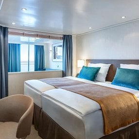 Kommen Sie an Bord der EUROPA und entdecken Sie eine der 34 Kabinenkategorien auf insgesamt 7 Decks die für 408 Passagiere Platz bieten. Wählen Sie Ihre Traumkabine und fühlen Sie sich auf Ihrer Kreuzfahrt an Bord der EUROPA wie Zuhause!