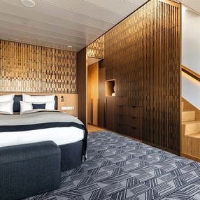 Kommen Sie an Bord der undefined und entdecken Sie eine der 66 Kabinenkategorien auf insgesamt 13 Decks die für 2894 Passagiere Platz bieten. Wählen Sie Ihre Traumkabine und fühlen Sie sich auf Ihrer Kreuzfahrt an Bord der undefined wie Zuhause!