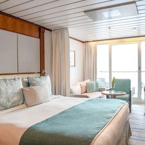 Kommen Sie an Bord der Paul Gauguin und entdecken Sie eine der 10 Kabinenkategorien auf insgesamt 7 Decks die für 330 Passagiere Platz bieten. Wählen Sie Ihre Traumkabine und fühlen Sie sich auf Ihrer Kreuzfahrt an Bord der Paul Gauguin wie Zuhause!