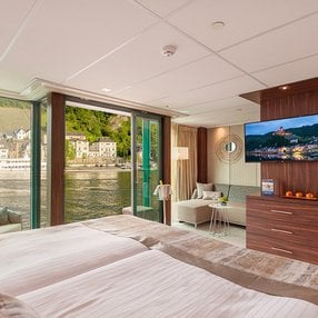 Kommen Sie an Bord der undefined und entdecken Sie eine der 6 Kabinenkategorien auf insgesamt 3 Decks die für 168 Passagiere Platz bieten. Wählen Sie Ihre Traumkabine und fühlen Sie sich auf Ihrer Kreuzfahrt an Bord der undefined wie Zuhause!