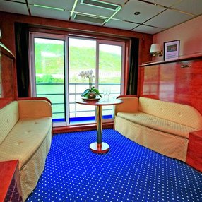 Kommen Sie an Bord der undefined und entdecken Sie eine der 9 Kabinenkategorien auf insgesamt 3 Decks die für 140 Passagiere Platz bieten. Wählen Sie Ihre Traumkabine und fühlen Sie sich auf Ihrer Kreuzfahrt an Bord der undefined wie Zuhause!