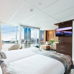 Kommen Sie an Bord der undefined und entdecken Sie eine der 6 Kabinenkategorien auf insgesamt 4 Decks die für 162 Passagiere Platz bieten. Wählen Sie Ihre Traumkabine und fühlen Sie sich auf Ihrer Kreuzfahrt an Bord der undefined wie Zuhause!