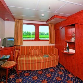 Kommen Sie an Bord der undefined und entdecken Sie eine der 5 Kabinenkategorien auf insgesamt 2 Decks die für 89 Passagiere Platz bieten. Wählen Sie Ihre Traumkabine und fühlen Sie sich auf Ihrer Kreuzfahrt an Bord der undefined wie Zuhause!