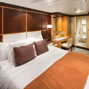 Kommen Sie an Bord der undefined und entdecken Sie eine der 94 Kabinenkategorien auf insgesamt 12 Decks die für 2702 Passagiere Platz bieten. Wählen Sie Ihre Traumkabine und fühlen Sie sich auf Ihrer Kreuzfahrt an Bord der undefined wie Zuhause!