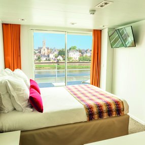 Kommen Sie an Bord der undefined und entdecken Sie eine der 5 Kabinenkategorien auf insgesamt 3 Decks die für 96 Passagiere Platz bieten. Wählen Sie Ihre Traumkabine und fühlen Sie sich auf Ihrer Kreuzfahrt an Bord der undefined wie Zuhause!