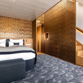 Kommen Sie an Bord der undefined und entdecken Sie eine der 73 Kabinenkategorien auf insgesamt 13 Decks die für 2894 Passagiere Platz bieten. Wählen Sie Ihre Traumkabine und fühlen Sie sich auf Ihrer Kreuzfahrt an Bord der undefined wie Zuhause!
