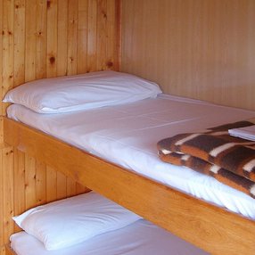 Kommen Sie an Bord der undefined und entdecken Sie eine der 3 Kabinenkategorien auf insgesamt 2 Decks die für 32 Passagiere Platz bieten. Wählen Sie Ihre Traumkabine und fühlen Sie sich auf Ihrer Kreuzfahrt an Bord der undefined wie Zuhause!