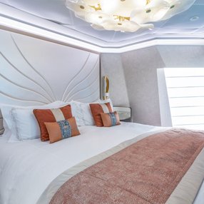 Kommen Sie an Bord der Disney Wish und entdecken Sie eine der 57 Kabinenkategorien auf insgesamt 15 Decks die für 3500 Passagiere Platz bieten. Wählen Sie Ihre Traumkabine und fühlen Sie sich auf Ihrer Kreuzfahrt an Bord der Disney Wish wie Zuhause!