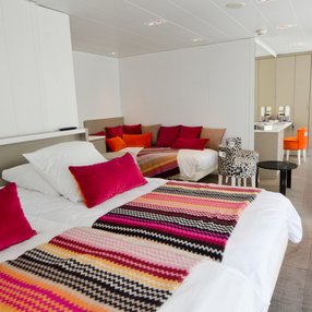 Kommen Sie an Bord der undefined und entdecken Sie eine der 10 Kabinenkategorien auf insgesamt 5 Decks die für 104 Passagiere Platz bieten. Wählen Sie Ihre Traumkabine und fühlen Sie sich auf Ihrer Kreuzfahrt an Bord der undefined wie Zuhause!