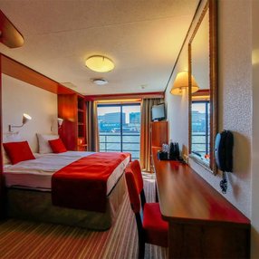 Kommen Sie an Bord der undefined und entdecken Sie eine der 8 Kabinenkategorien auf insgesamt 3 Decks die für 110 Passagiere Platz bieten. Wählen Sie Ihre Traumkabine und fühlen Sie sich auf Ihrer Kreuzfahrt an Bord der undefined wie Zuhause!