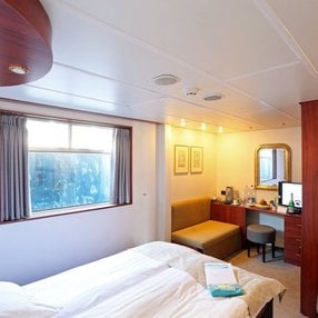Kommen Sie an Bord der undefined und entdecken Sie eine der 8 Kabinenkategorien auf insgesamt 2 Decks die für 120 Passagiere Platz bieten. Wählen Sie Ihre Traumkabine und fühlen Sie sich auf Ihrer Kreuzfahrt an Bord der undefined wie Zuhause!