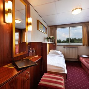 Kommen Sie an Bord der undefined und entdecken Sie eine der 12 Kabinenkategorien auf insgesamt 2 Decks die für 100 Passagiere Platz bieten. Wählen Sie Ihre Traumkabine und fühlen Sie sich auf Ihrer Kreuzfahrt an Bord der undefined wie Zuhause!