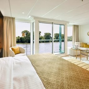 Kommen Sie an Bord der Amadeus Nova und entdecken Sie eine der 7 Kabinenkategorien auf insgesamt 4 Decks die für 158 Passagiere Platz bieten. Wählen Sie Ihre Traumkabine und fühlen Sie sich auf Ihrer Kreuzfahrt an Bord der Amadeus Nova wie Zuhause!
