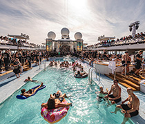 Mein Schiff Full Metal Cruise Poolaufnahme mit Metal-Fans