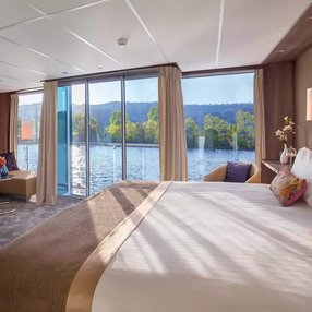 Kommen Sie an Bord der undefined und entdecken Sie eine der 6 Kabinenkategorien auf insgesamt 4 Decks die für 140 Passagiere Platz bieten. Wählen Sie Ihre Traumkabine und fühlen Sie sich auf Ihrer Kreuzfahrt an Bord der undefined wie Zuhause!