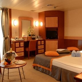 Kommen Sie an Bord der undefined und entdecken Sie eine der 26 Kabinenkategorien auf insgesamt 9 Decks die für 1450 Passagiere Platz bieten. Wählen Sie Ihre Traumkabine und fühlen Sie sich auf Ihrer Kreuzfahrt an Bord der undefined wie Zuhause!