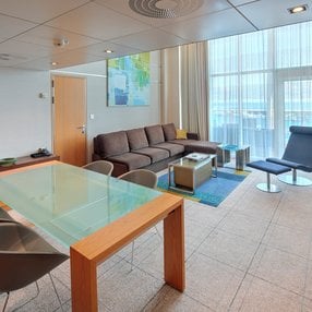 Kommen Sie an Bord der undefined und entdecken Sie eine der 393 Kabinenkategorien auf insgesamt 15 Decks die für 6780 Passagiere Platz bieten. Wählen Sie Ihre Traumkabine und fühlen Sie sich auf Ihrer Kreuzfahrt an Bord der undefined wie Zuhause!