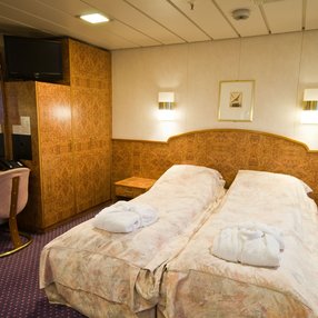 Kommen Sie an Bord der undefined und entdecken Sie eine der 34 Kabinenkategorien auf insgesamt 6 Decks die für 691 Passagiere Platz bieten. Wählen Sie Ihre Traumkabine und fühlen Sie sich auf Ihrer Kreuzfahrt an Bord der undefined wie Zuhause!