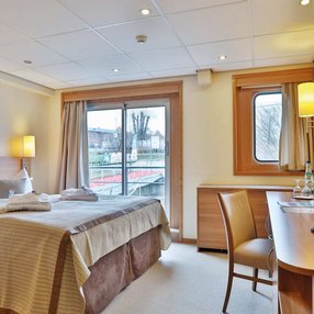 Kommen Sie an Bord der undefined und entdecken Sie eine der 5 Kabinenkategorien auf insgesamt 2 Decks die für 112 Passagiere Platz bieten. Wählen Sie Ihre Traumkabine und fühlen Sie sich auf Ihrer Kreuzfahrt an Bord der undefined wie Zuhause!