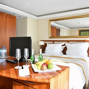 Kommen Sie an Bord der undefined und entdecken Sie eine der 15 Kabinenkategorien auf insgesamt 3 Decks die für 144 Passagiere Platz bieten. Wählen Sie Ihre Traumkabine und fühlen Sie sich auf Ihrer Kreuzfahrt an Bord der undefined wie Zuhause!